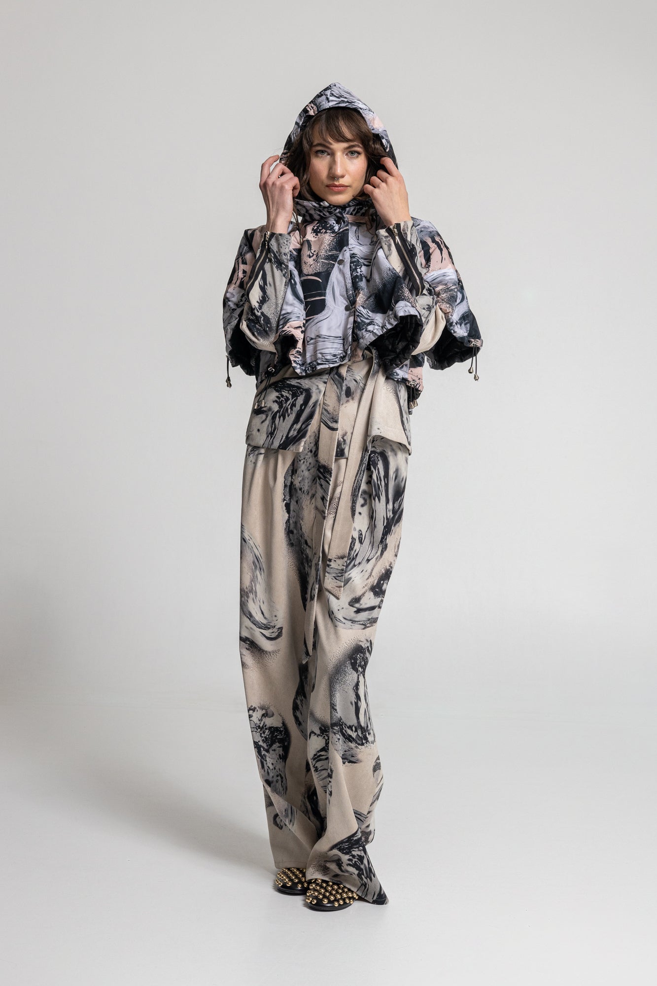 hooded cropped puffy jacket with drawstrings on short sleeves