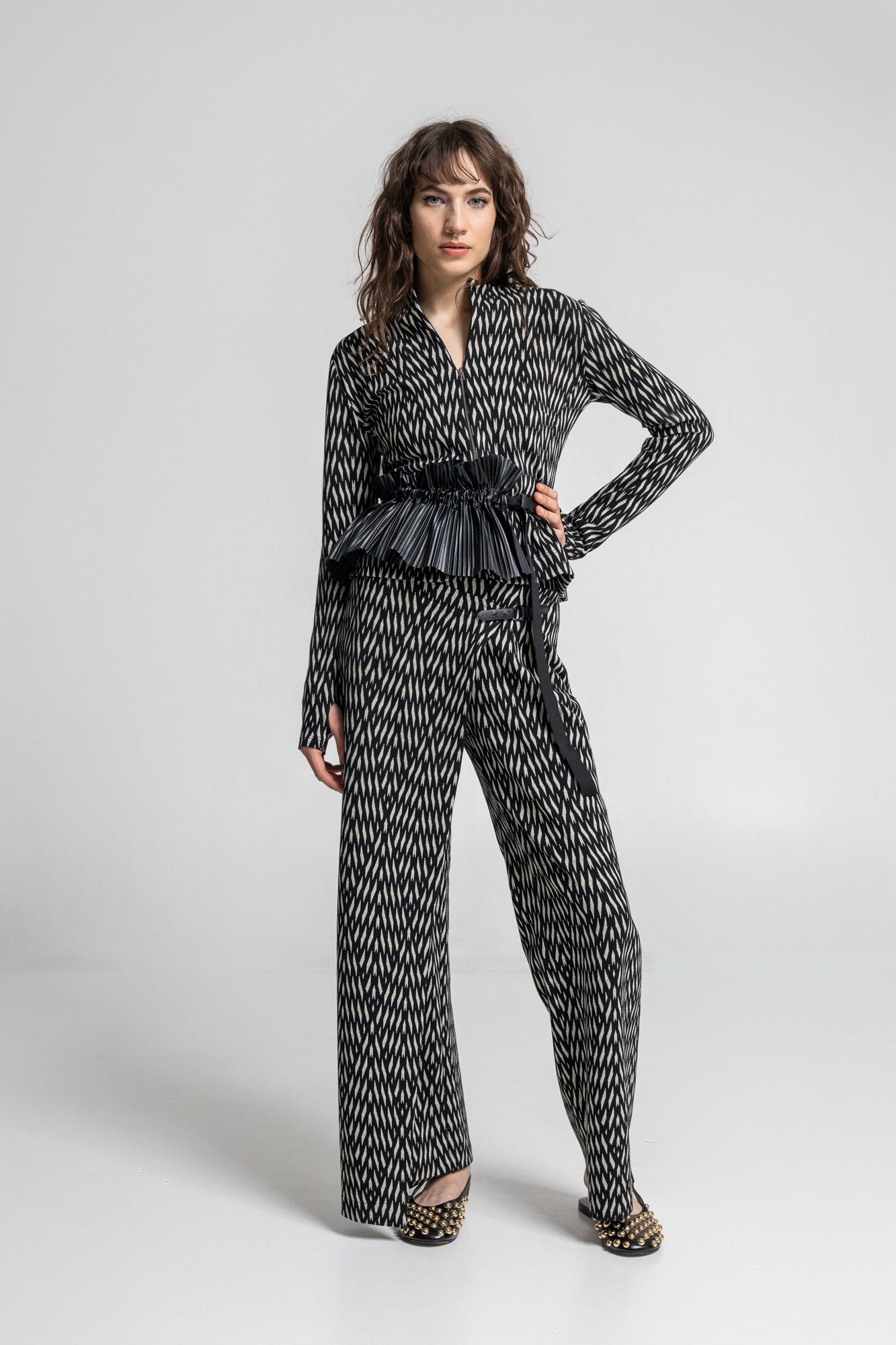 overlapped cropped cut leg pants from middle weight elastic jersey knit fabric