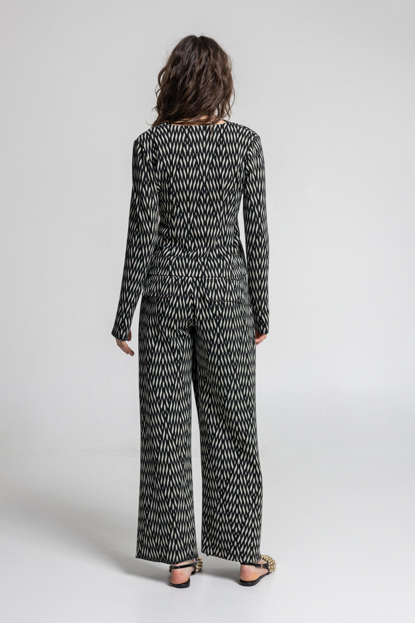 zipped thumbhole cuff jacket from black and white jersey knit fabric
