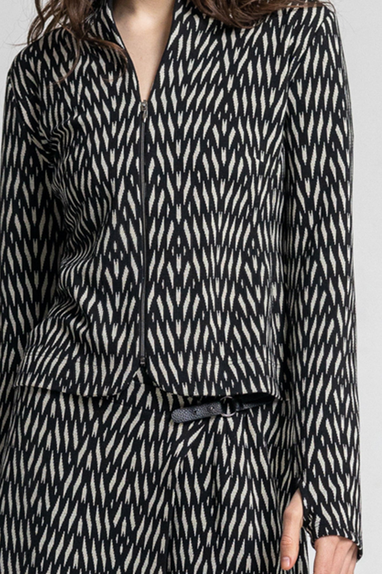 zipped thumbhole cuff jacket zipped v-neckline