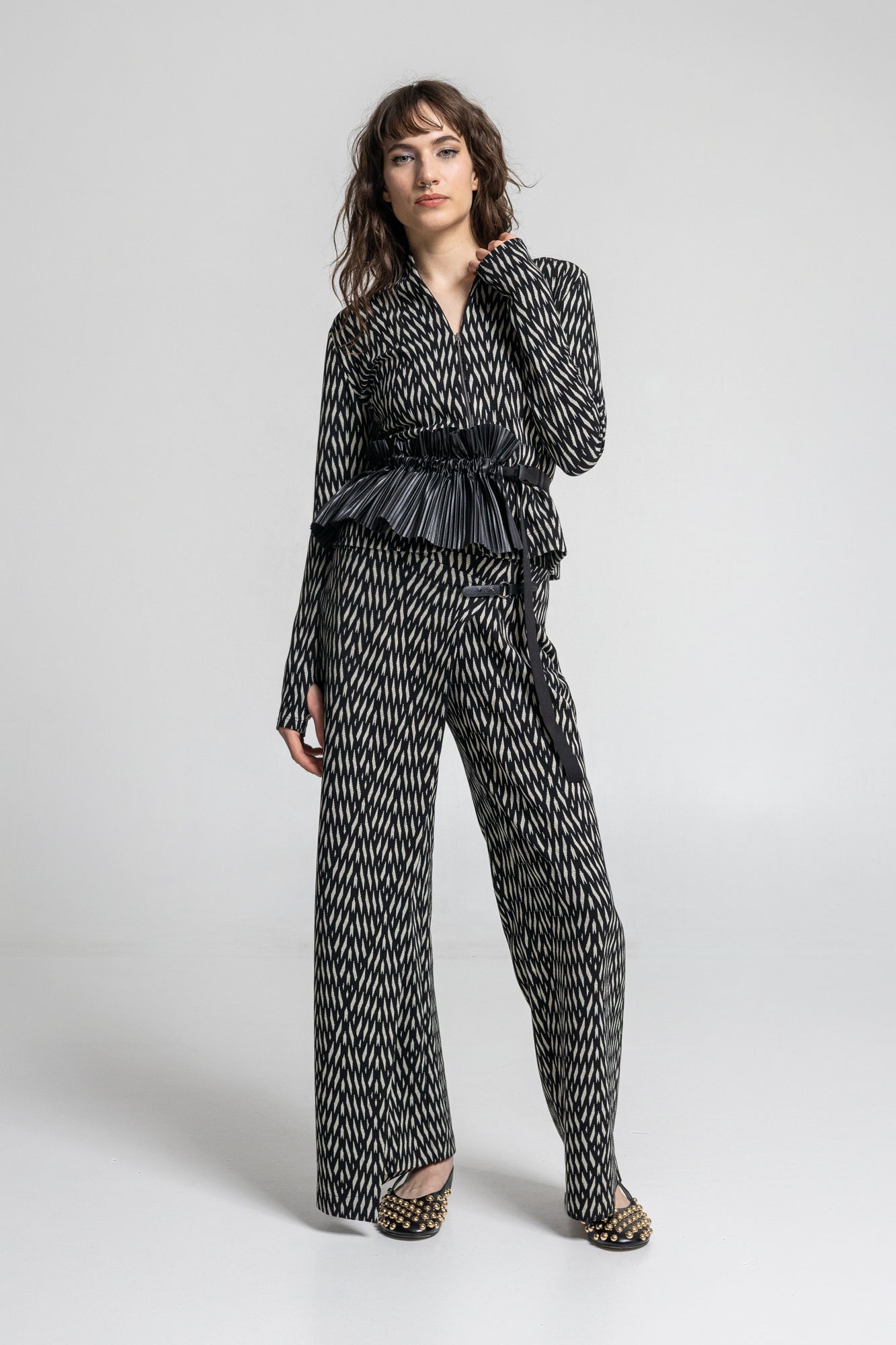 zipped thumbhole cuff jacket zipping closure on front