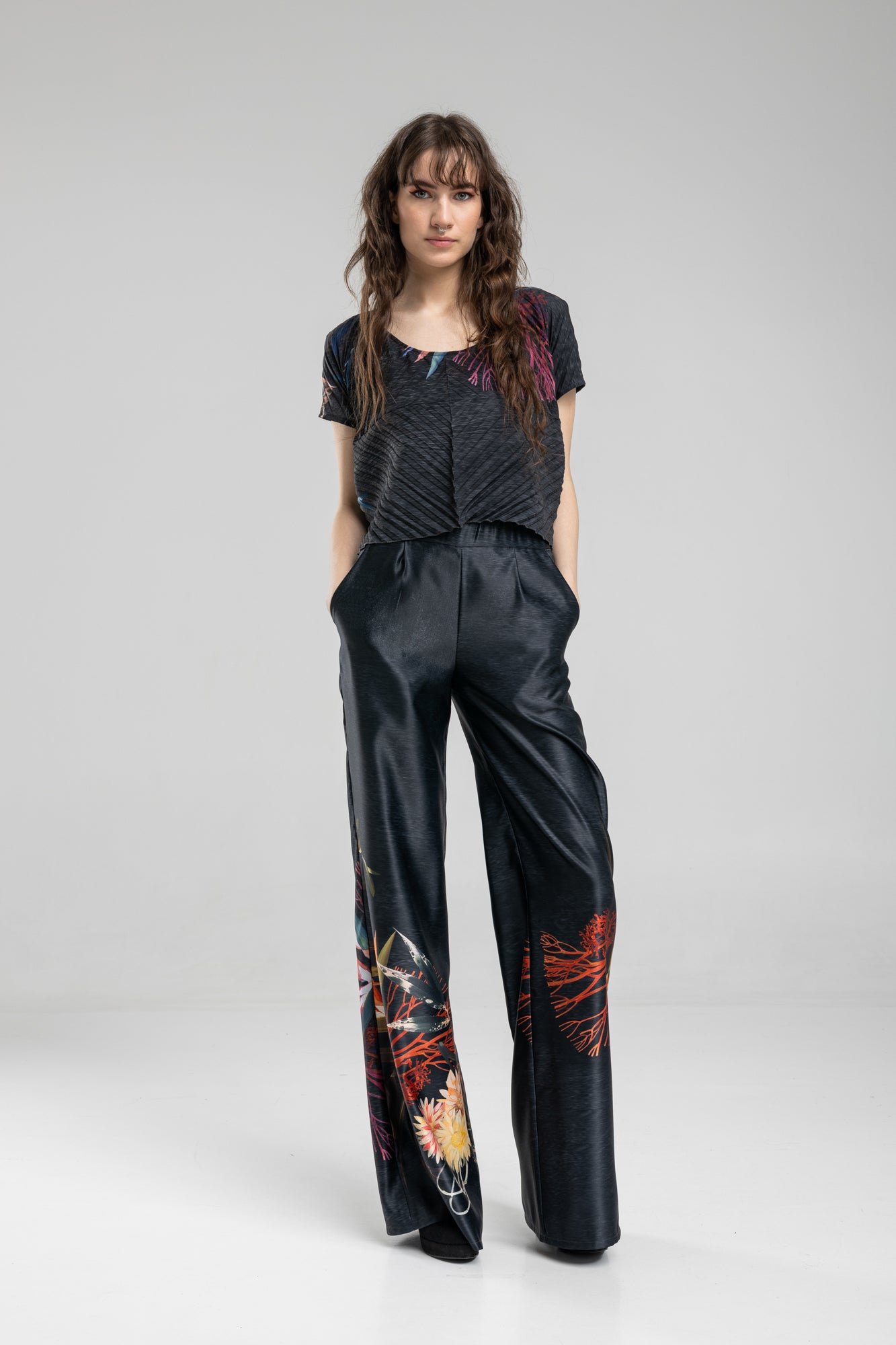Pleated cropped blouse with short sleeves and round neck