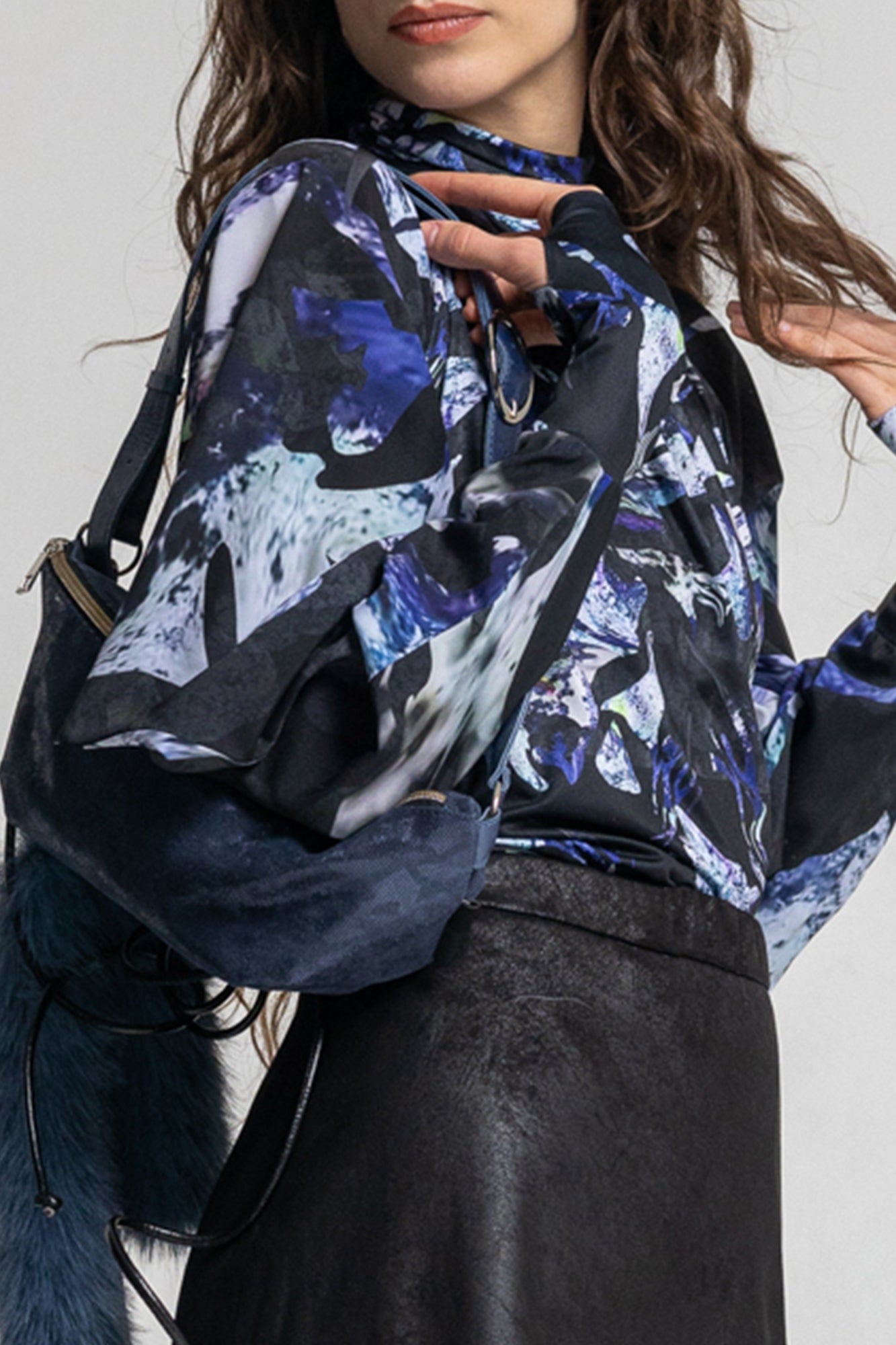 slightly elastic printed long sleeve draped top