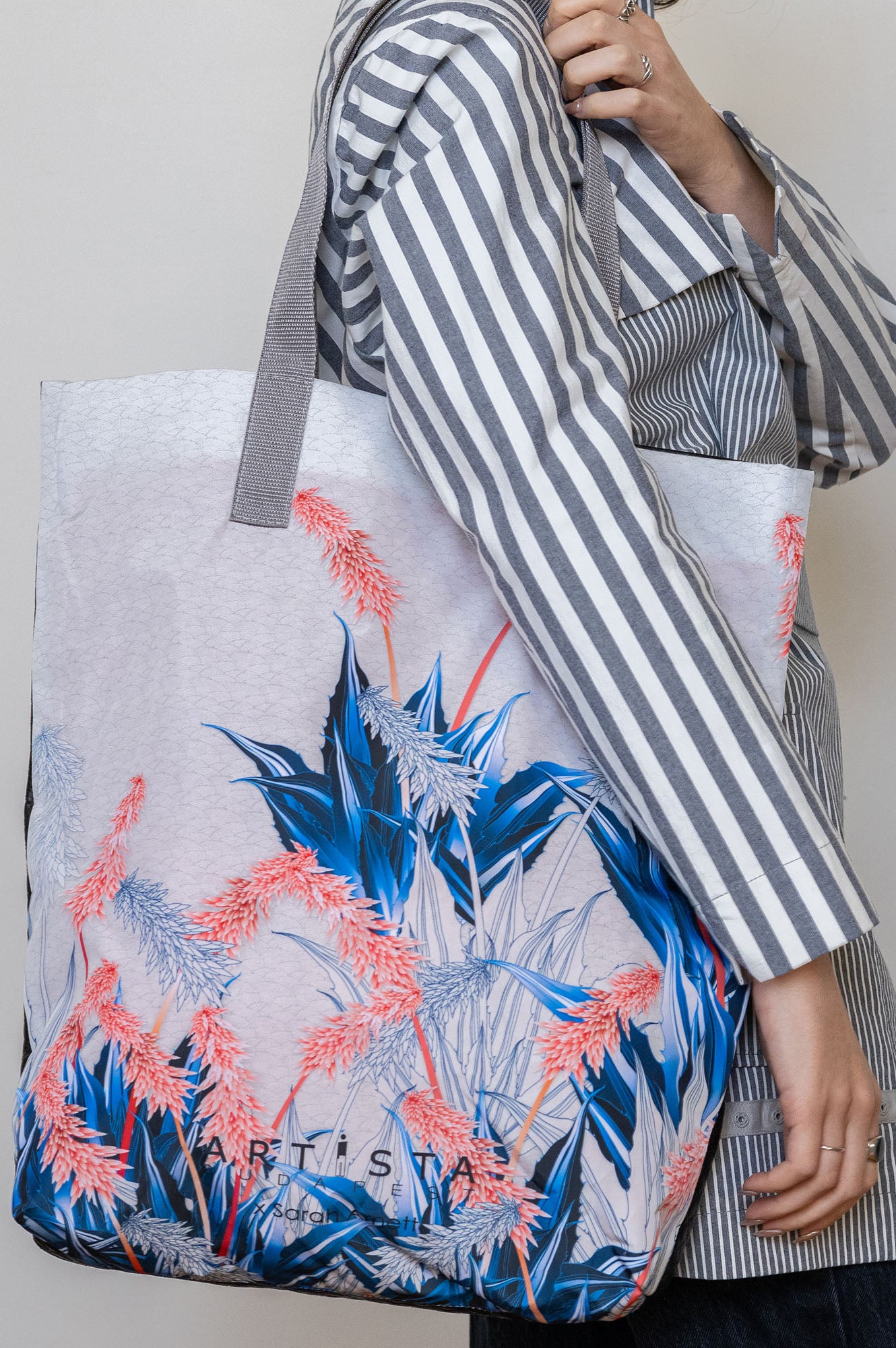 FREYA I. printed tote bag