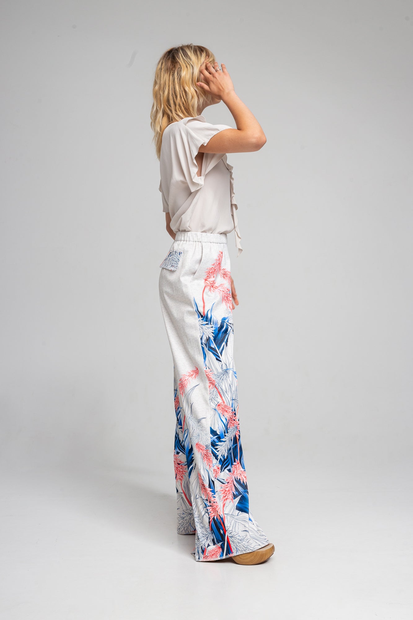 feminine easy-to-wear top artista budapest