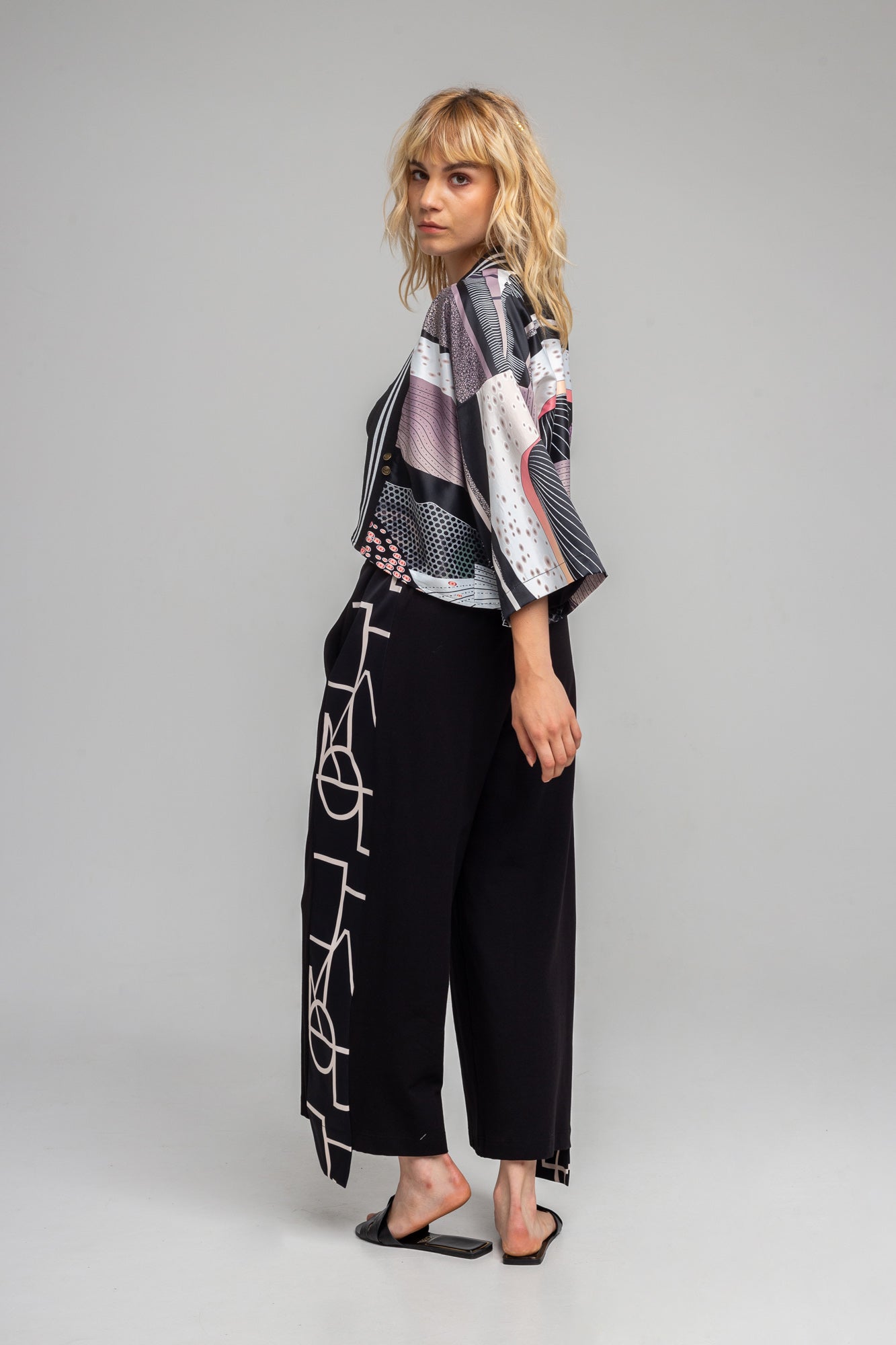 cropped printed kimono with batwing sleeves artista budapest