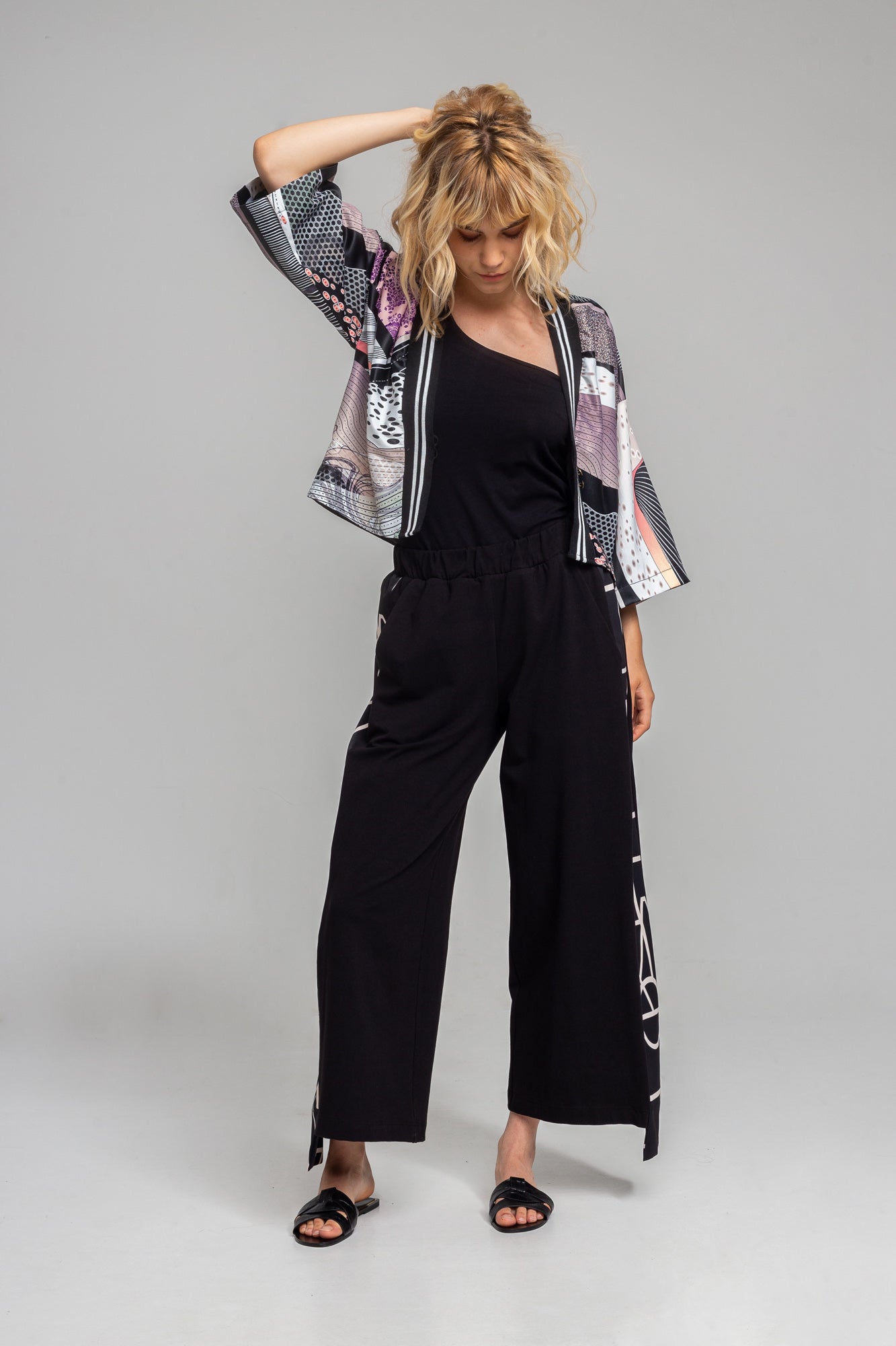 cropped v-neck kimono with 3/4 sleeves artista budapest