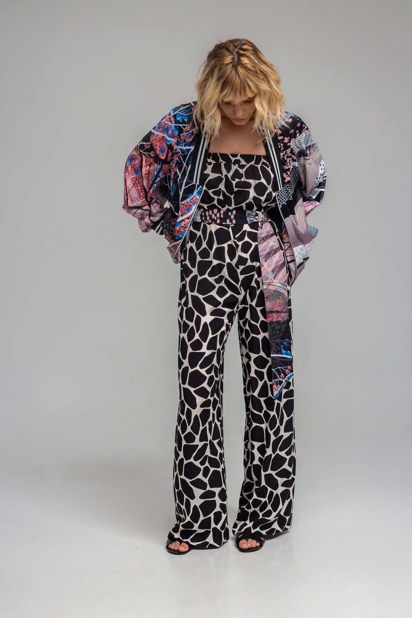 V-neck zipup closure bomber jacket artista budapest