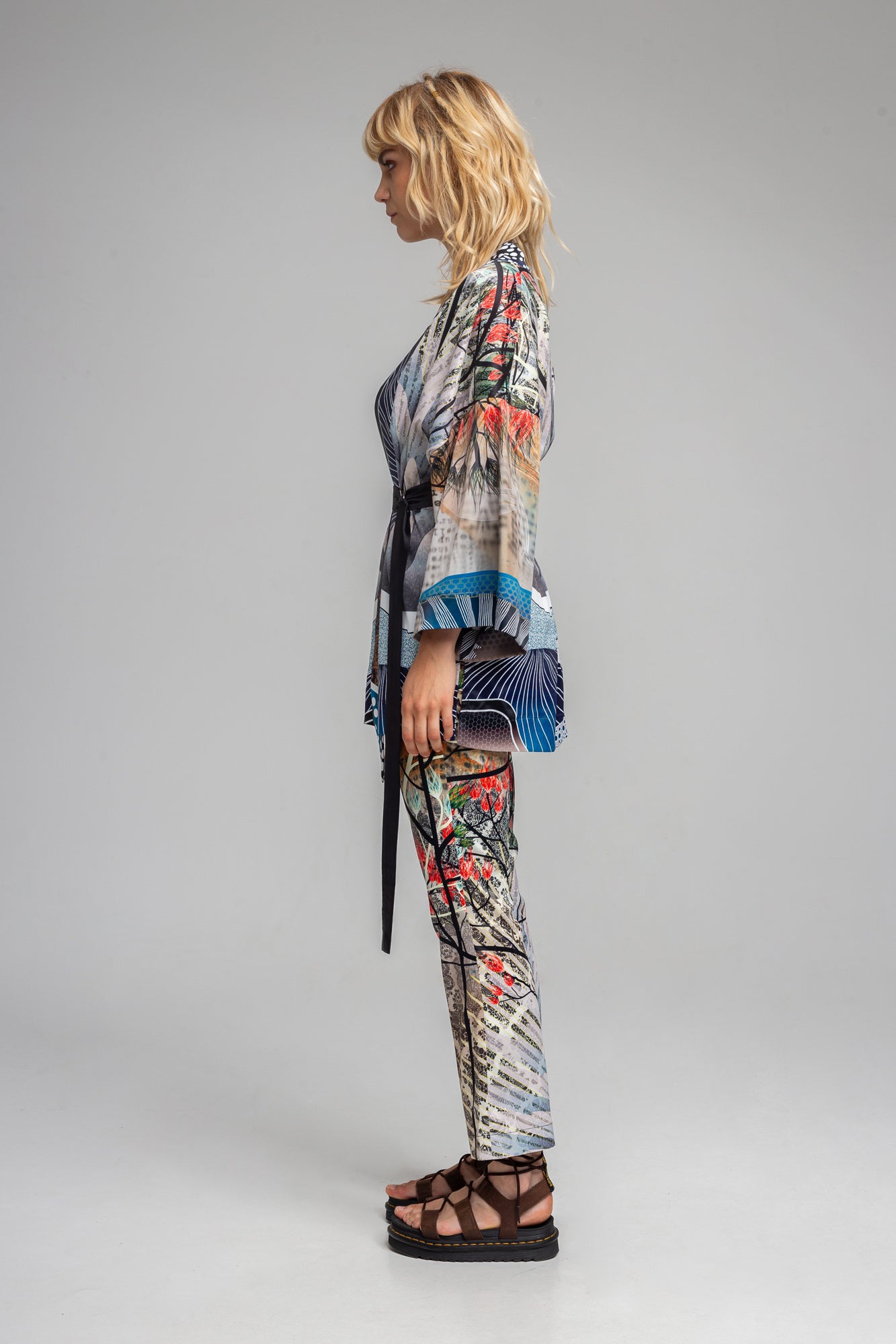 one-size kimono style jacket with 3/4 long sleeves artista budapest