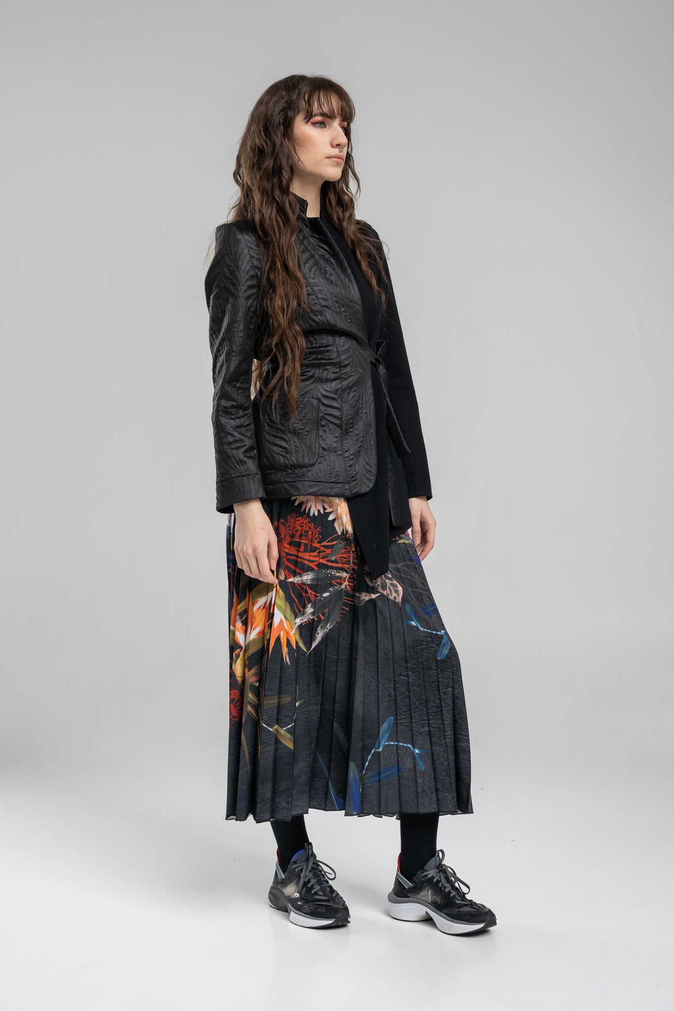 V-neckline jacket with one pocket on side