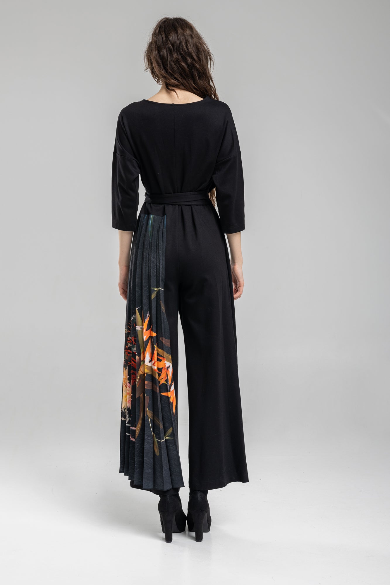 Flattering jumpsuit with pleated leg