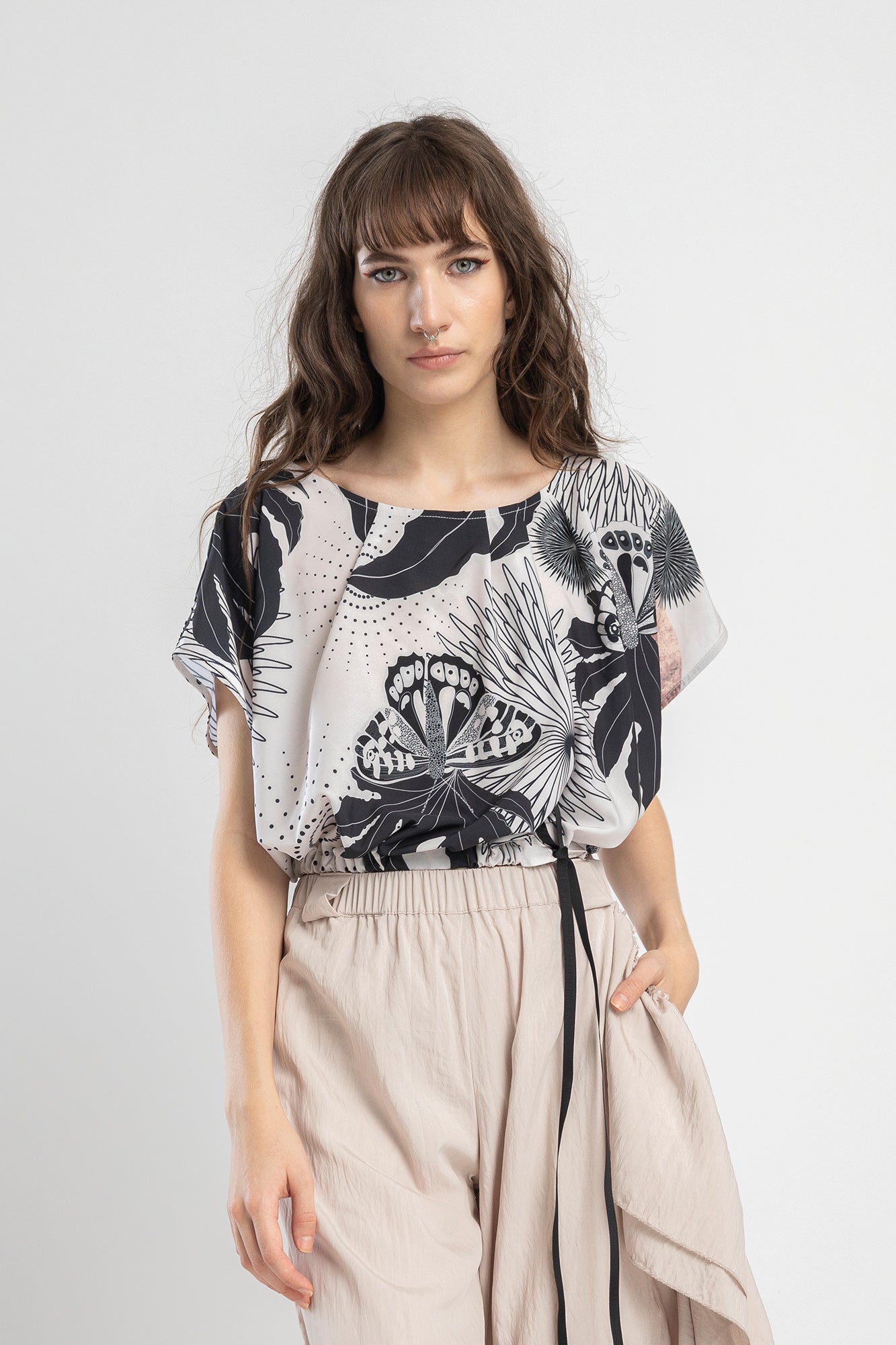 short sleeve top with boat neck finish artista budapest