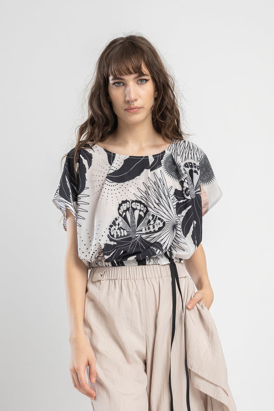 short sleeve top with boat neck finish artista budapest