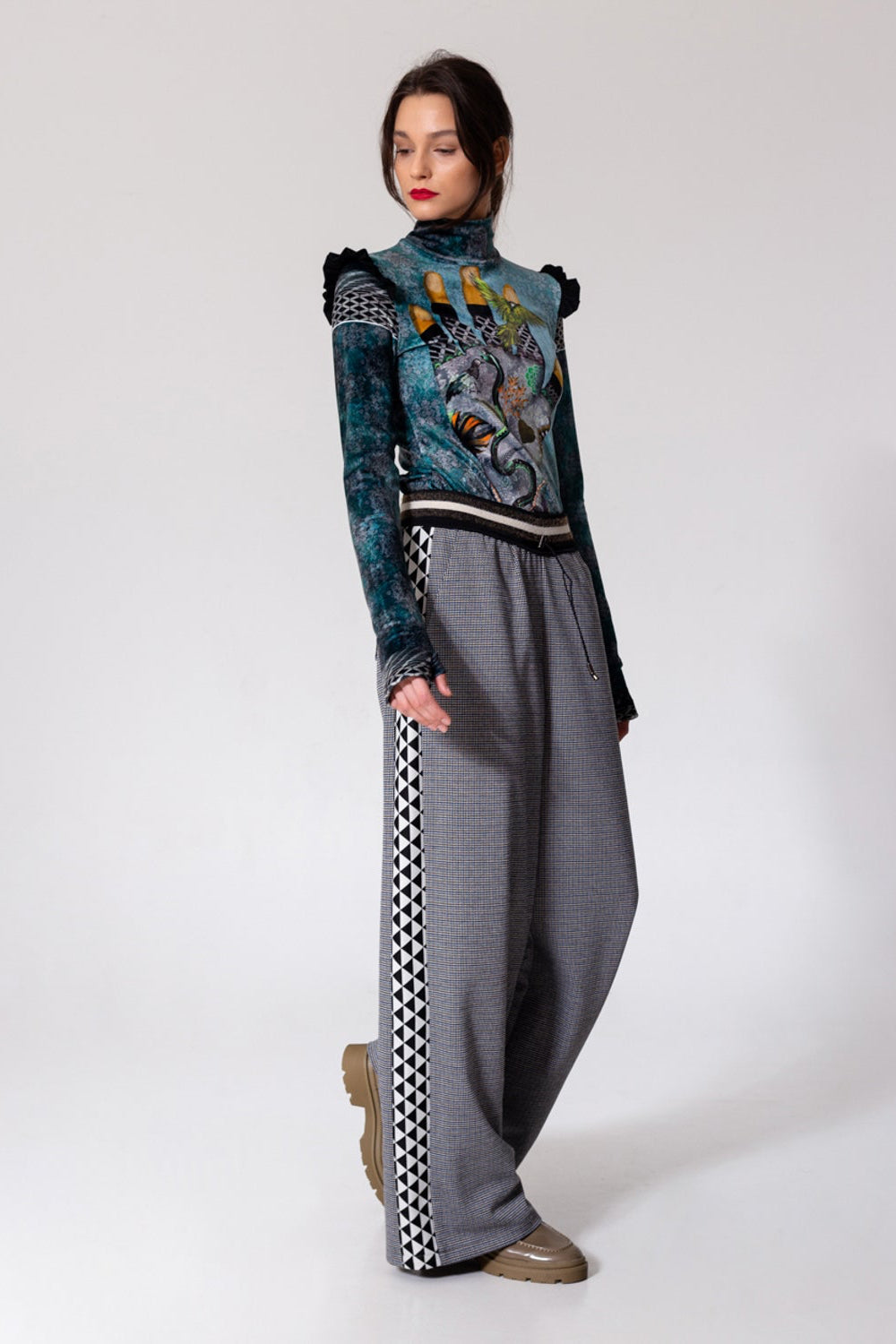 soft velvet turtleneck with elastic waistz