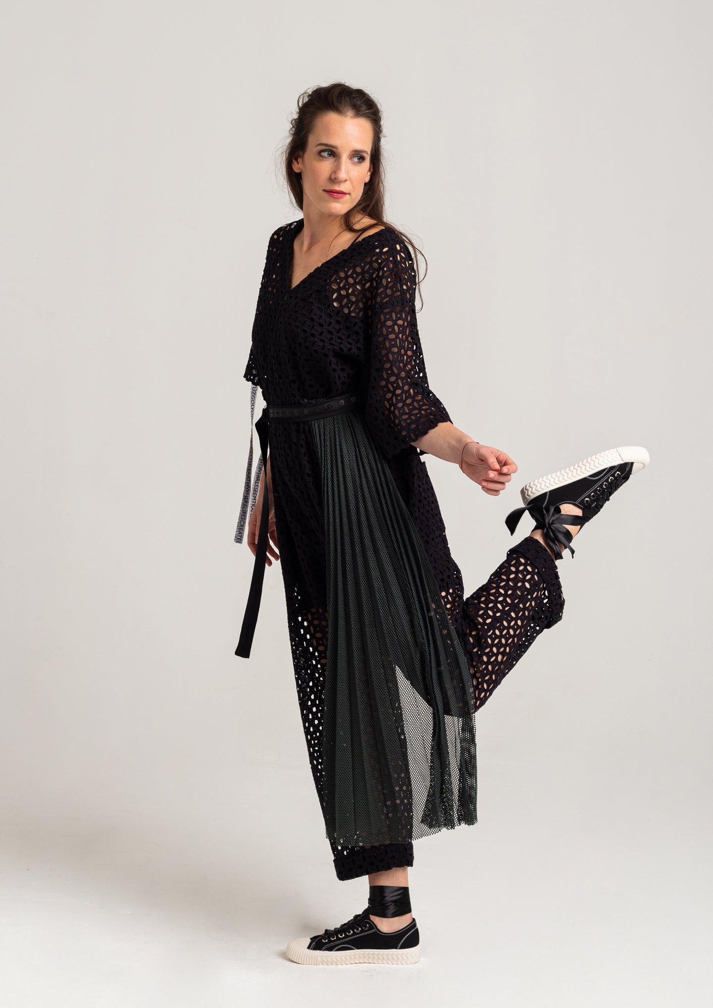 black jumpsuit with v-neckline and detachable pleats artista budapest