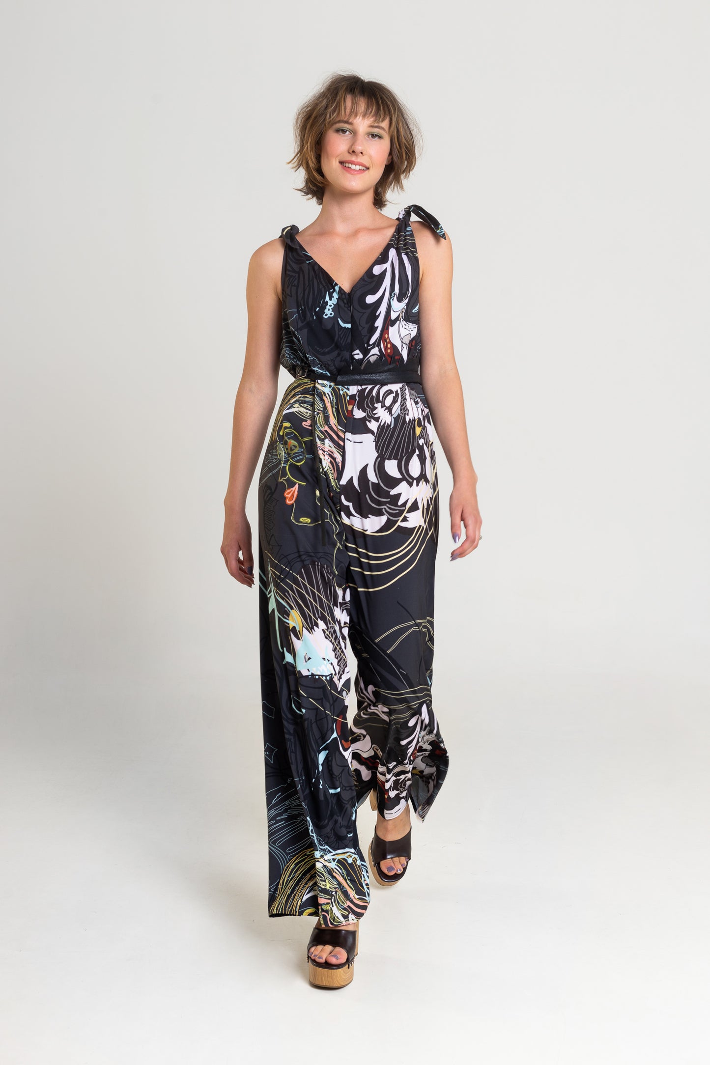 printed jumpsuit with v-neckline artista budapest