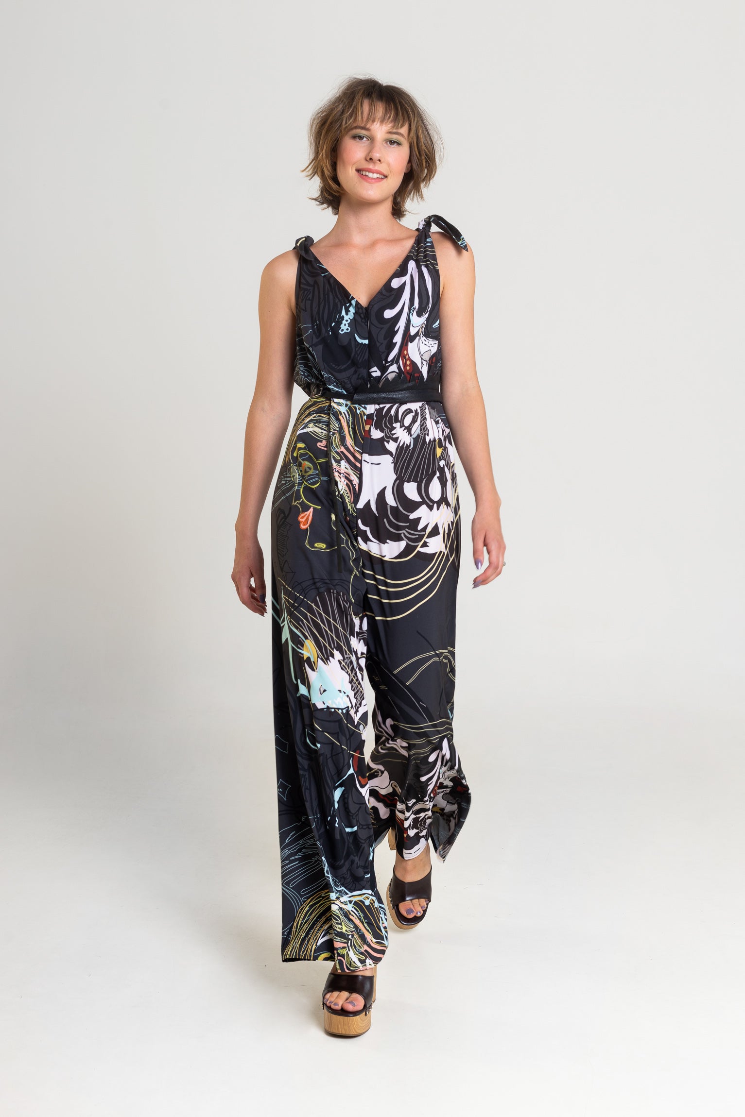 printed jumpsuit with v-neckline artista budapest