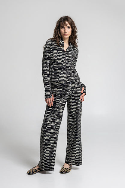 zipped thumbhole cuff jacket from middle weight elastic jersey knit fabric