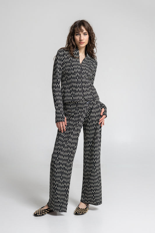zipped thumbhole cuff jacket from middle weight elastic jersey knit fabric