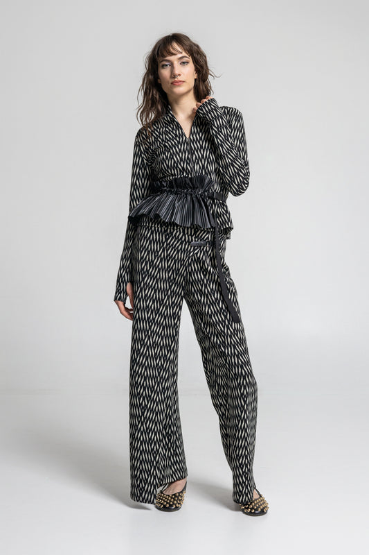 zipped thumbhole cuff jacket zipping closure on front