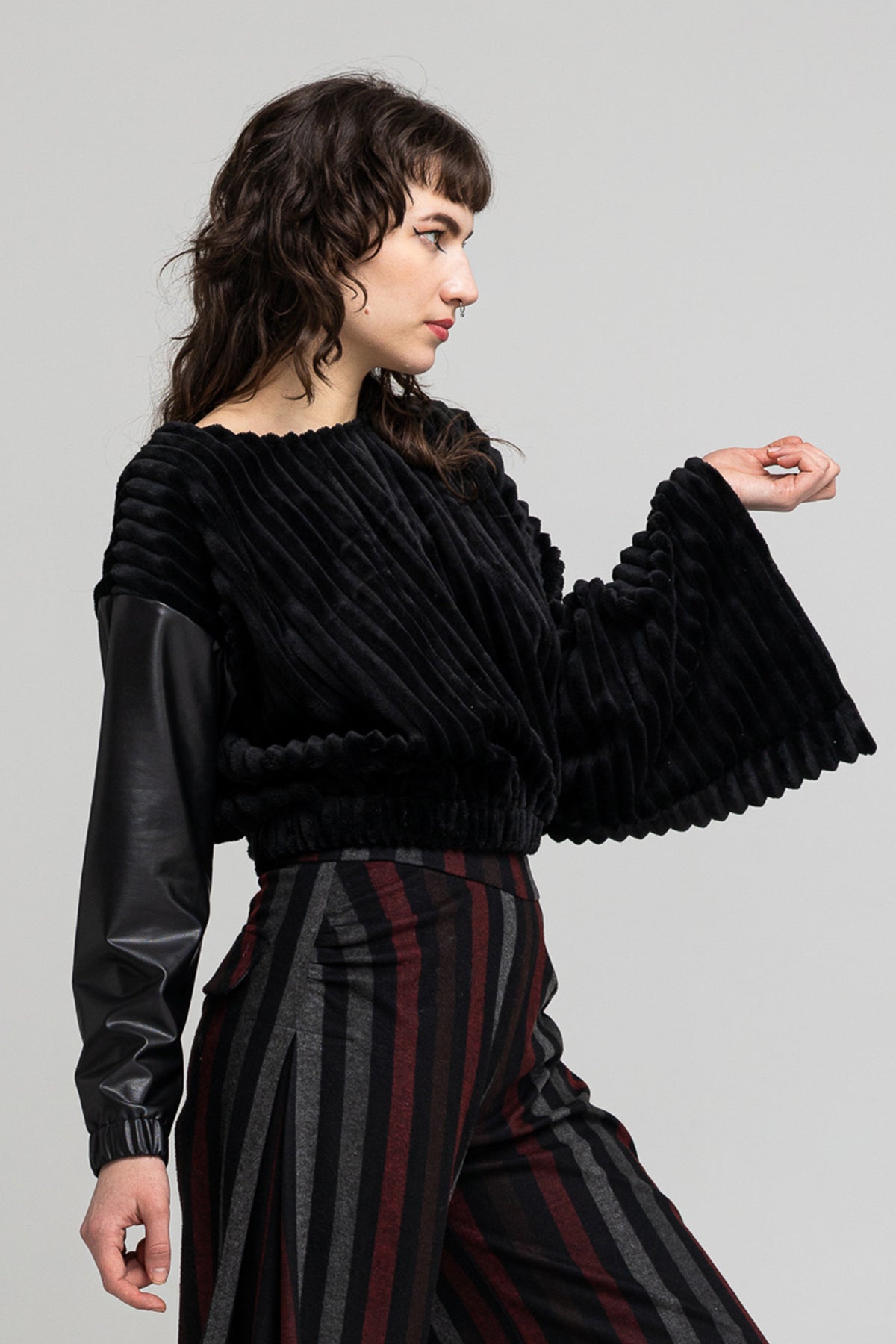 cropped oversized pullover with boat neckline artista budapest