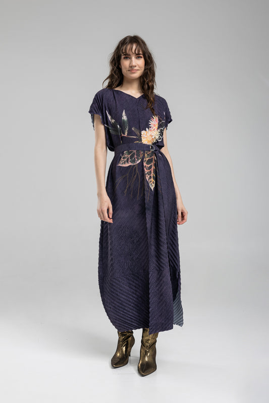 Pleated maxi dress with v-neckline and inset belt