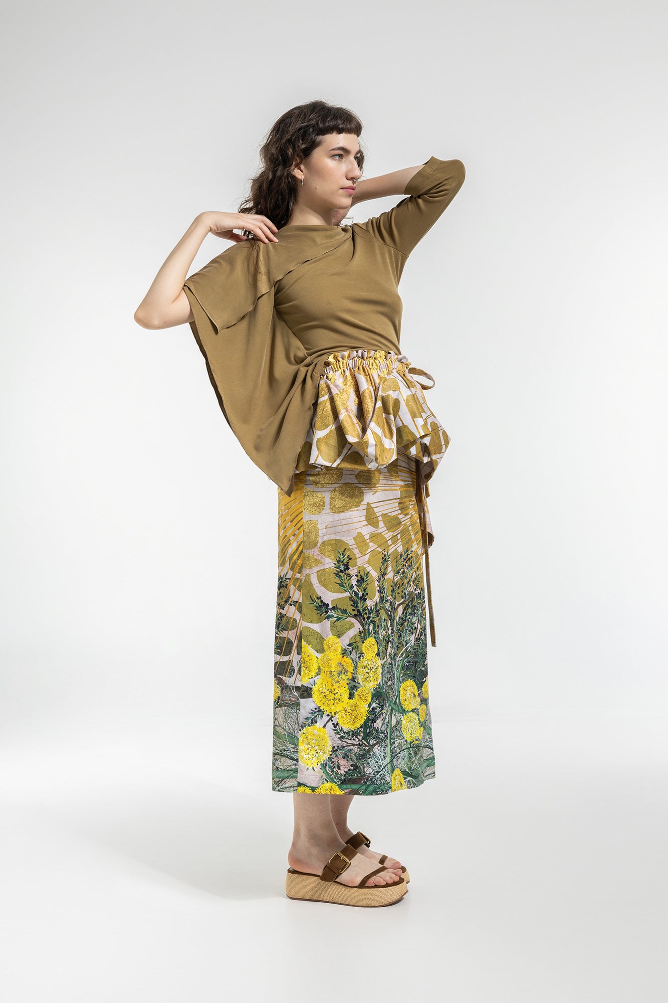 pencil skirt in midi cut extended with ruffled belt