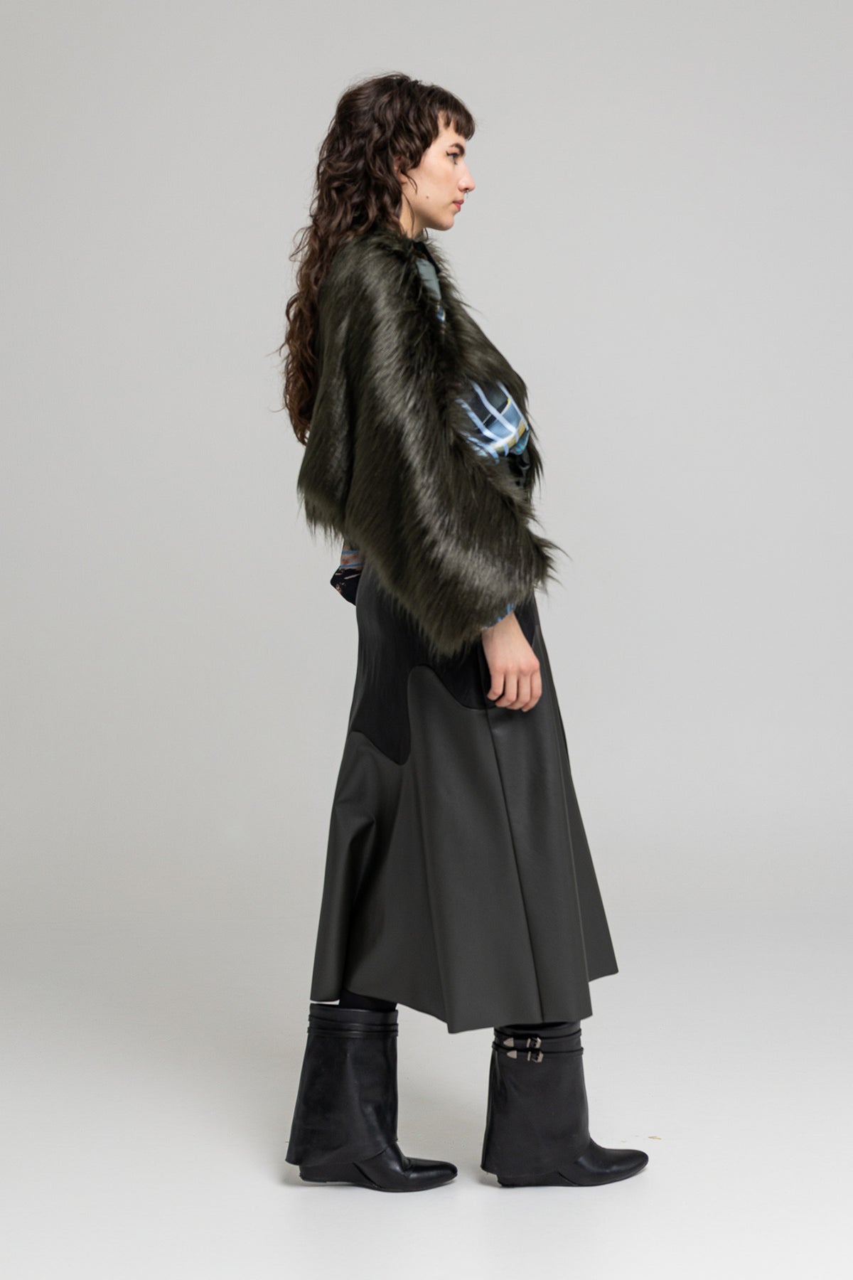 one sleeve eco-fur cape artista budapest