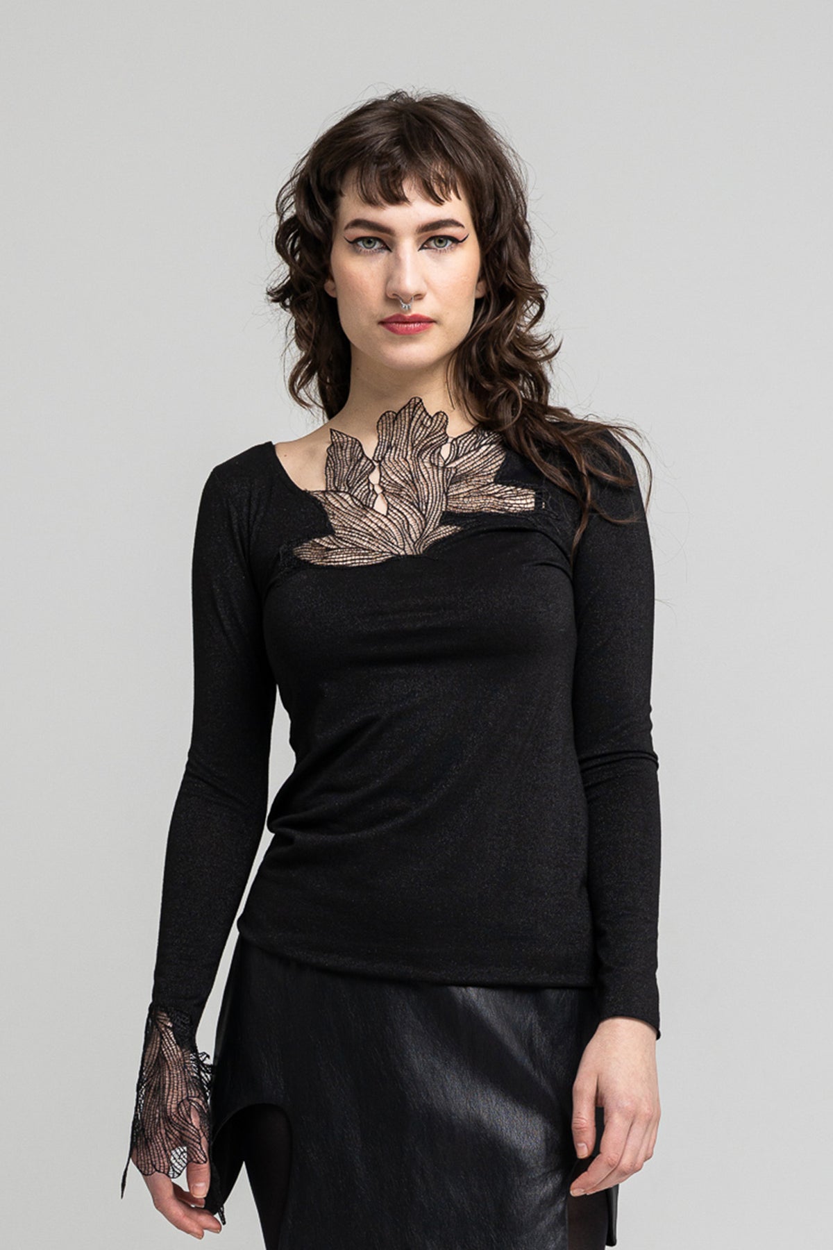 Slim-fit top with asymmetric sleeves artista budapest