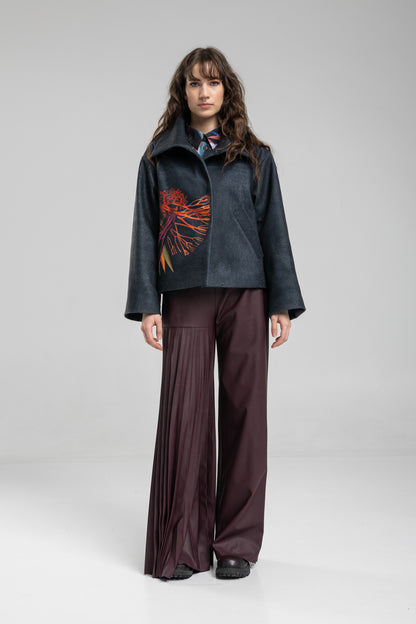 Cropped coat with pressed button down closure
