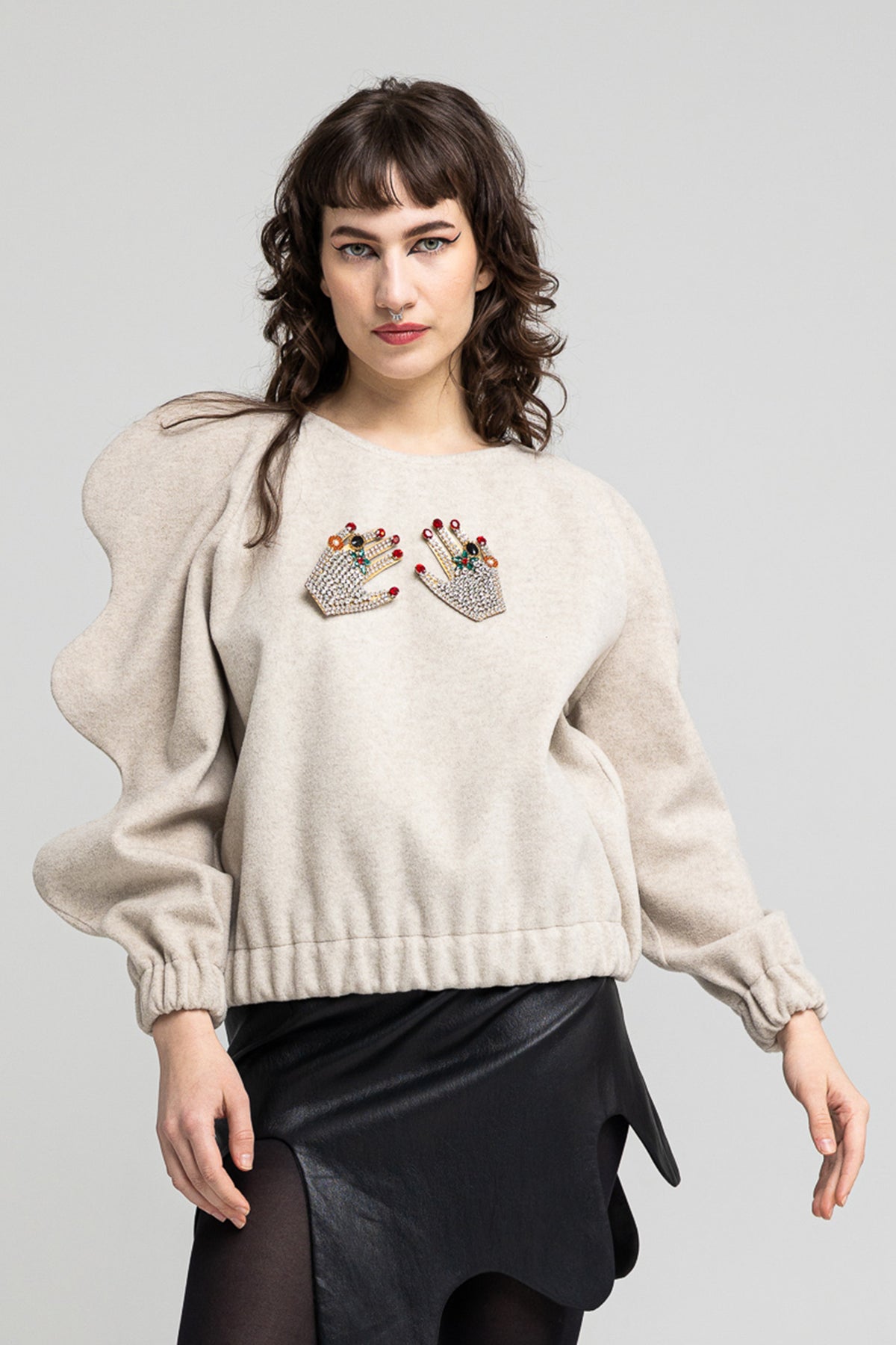 hip-length cut sporty everydaywear pullover artista budapest