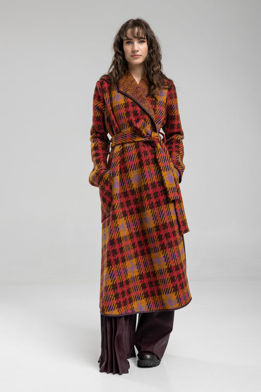 Maxi knitted coat from warm toned checkered fabric