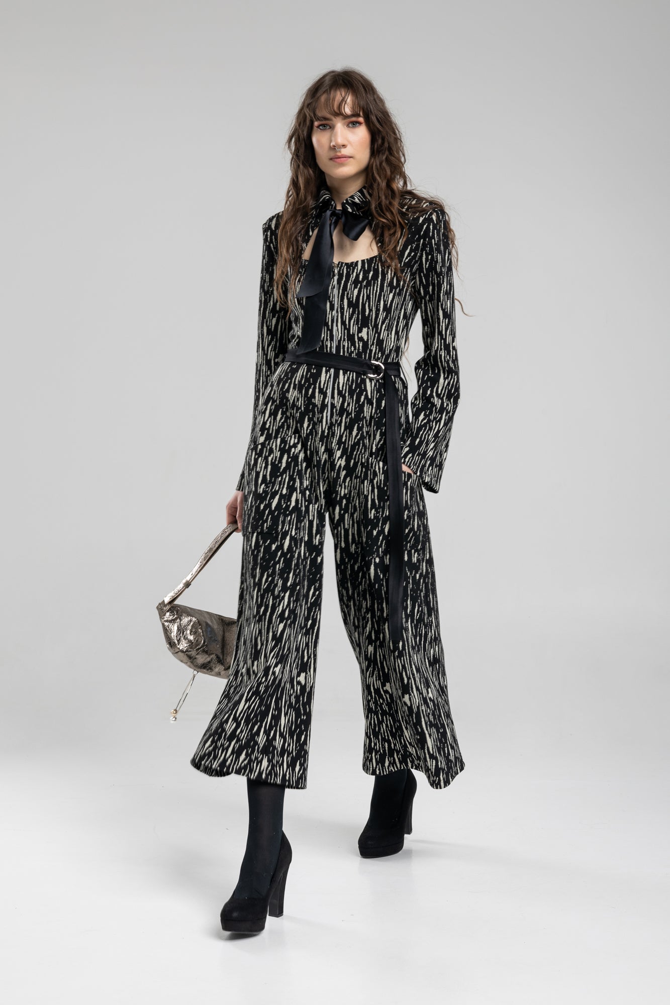 Jumpsuit with inset tie belt to quiching the waist
