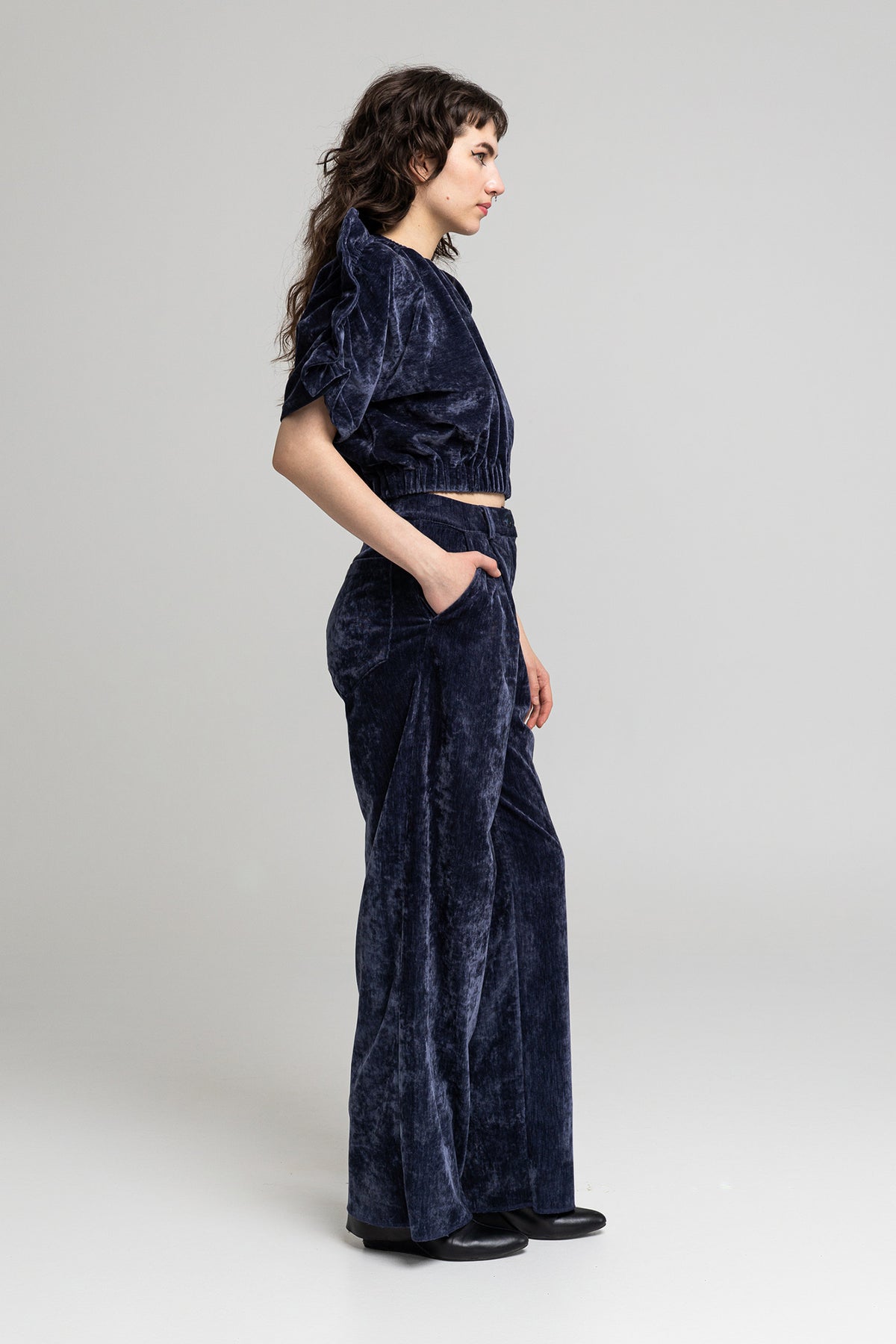 slightly stretchable velvet crop top with elastic hemline artista budapest