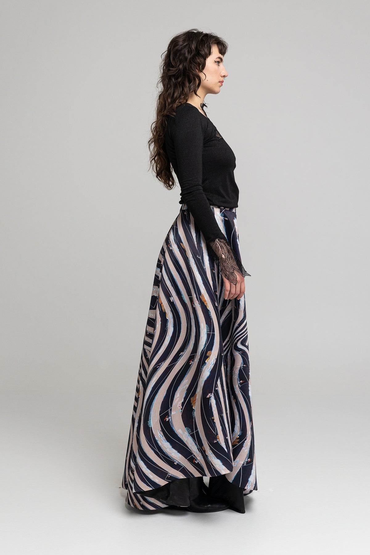 A-line maxi skirt with side zipping closure artista budapest