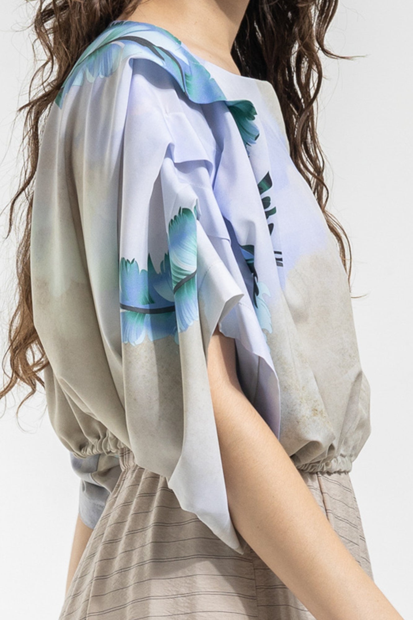 crop top feather print design