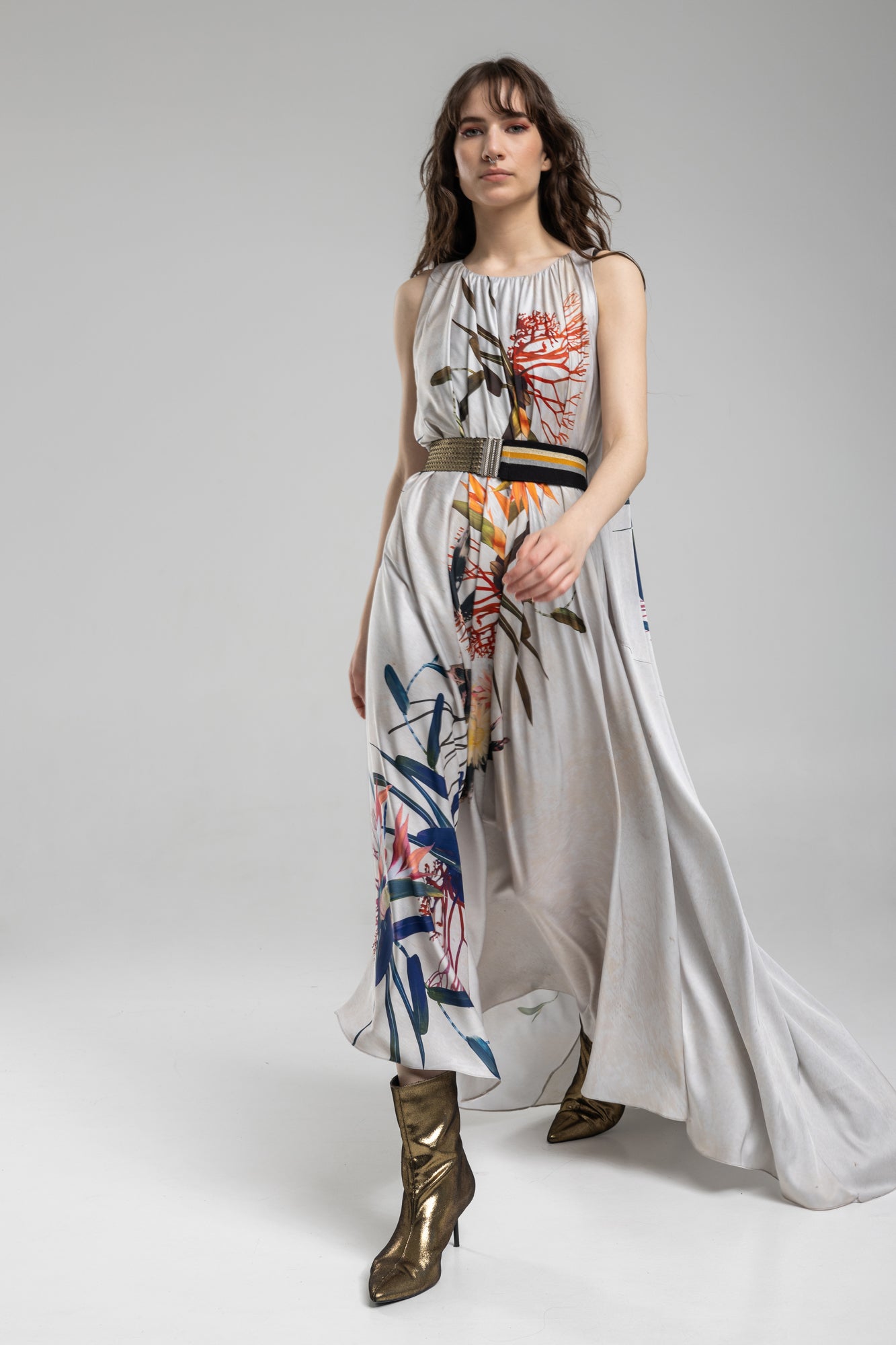 Maxi Dress sleeveless design and asymmetric cut