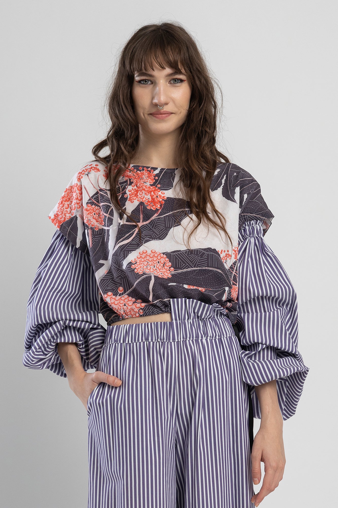long sleeve crop top with detachable sleeves