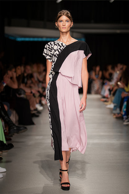 blend rose v-neck top on the runway of Budapest Central European Fashion Week Artista Budapest