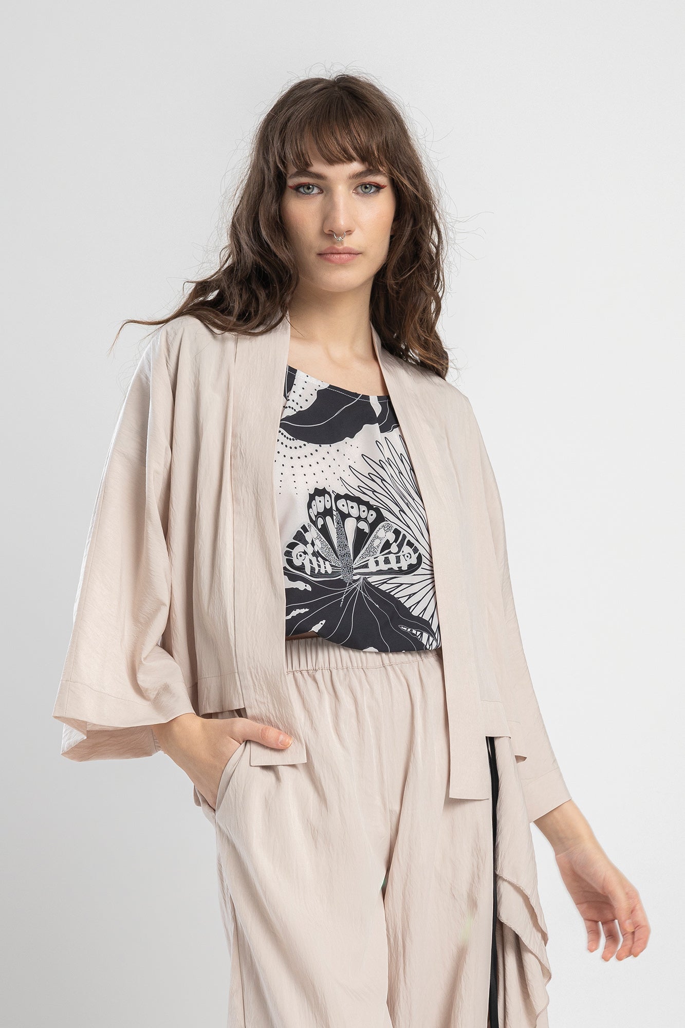 cropped kimono with batwing sleeves artista budapest