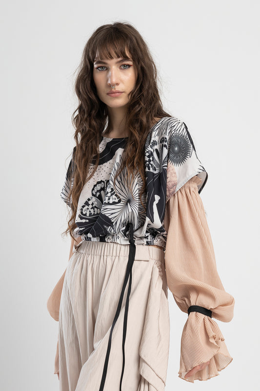 puffy sleeve top with drawstring on waist and on sleeves artista budapest